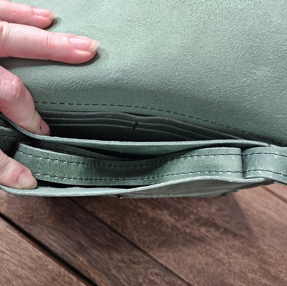 Portland Leather Goods Envelope Convertible Crossbody Cucumber - Picture 6 of 15